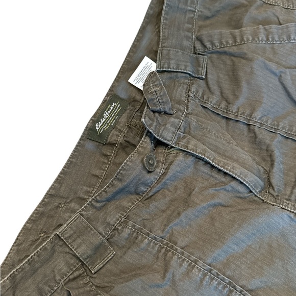 Eddie Bauer Women’s Green Cargo Shorts - Picture 3 of 7